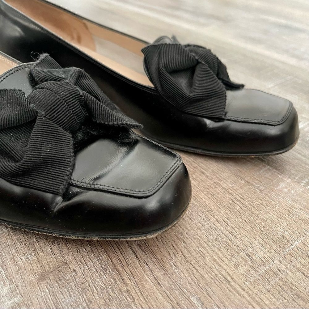 SALVATORE FERRAGAMO tuxedo bow flats. - Picture 3 of 7